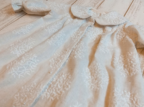 花束刺繍の生成りベビードレス 3枚目の画像
