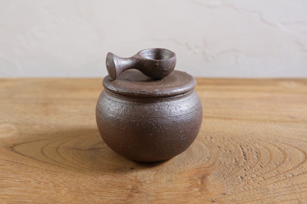 陶器の持ち手付き壺