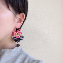 【Spring2019 期間限定3/31まで500円】ネコとタッセルのピアス pink gold, black 6枚目の画像