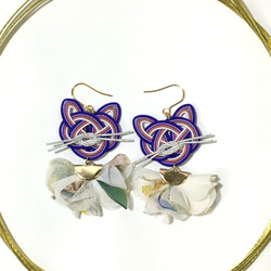 ネコとタッセルのピアス 藤紫x白 3枚目の画像