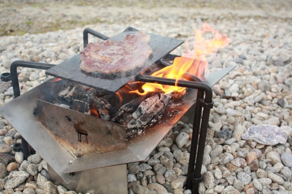 【グラエクプレート】　焚き火台用の鉄板   　　キャンプで男前な鉄板料理が可能 1枚目の画像