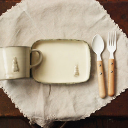 レリーフ柄マグカップと角皿セット　ホワイト 1枚目の画像