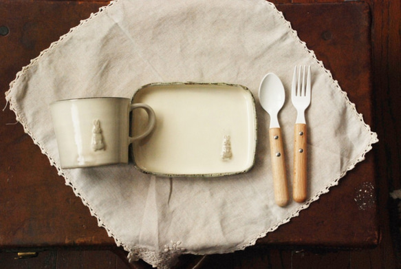 レリーフ柄マグカップと角皿セット　ホワイト 1枚目の画像