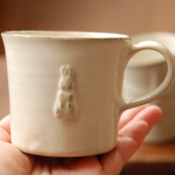 レリーフ柄マグカップと角皿セット　ホワイト 3枚目の画像