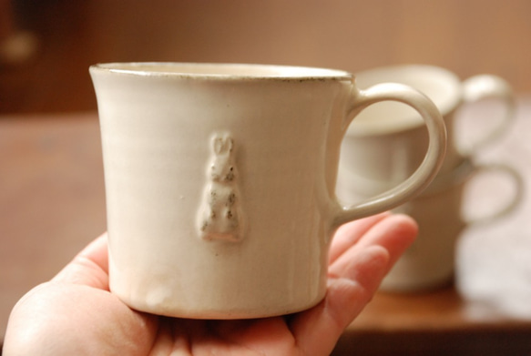レリーフ柄マグカップと角皿セット　ホワイト 3枚目の画像