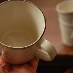 レリーフ柄マグカップと角皿セット　ホワイト 4枚目の画像
