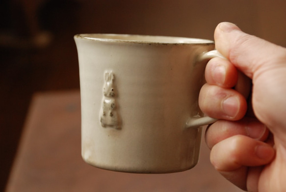 レリーフ柄マグカップと角皿セット　ホワイト 5枚目の画像