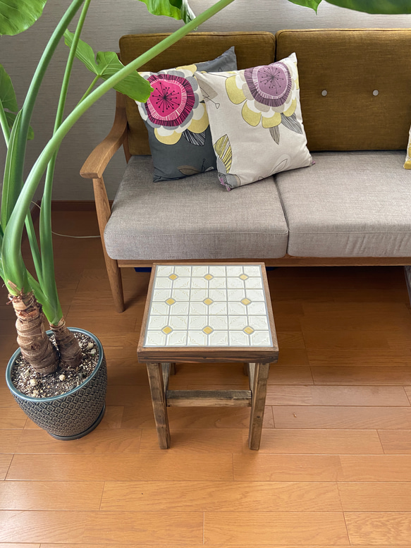 タイルスツール サイドテーブル デザイナーズスツール レコード台 タイル家具 サイドテーブルにもなるタイル張りスツール モザイク | tukuru