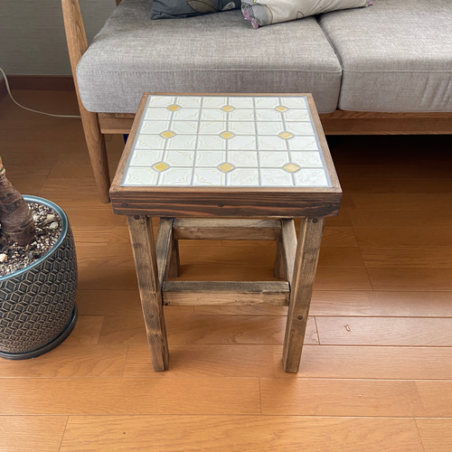 サイドテーブルにもなるタイル張りスツール ジャスミンタイル イエロー