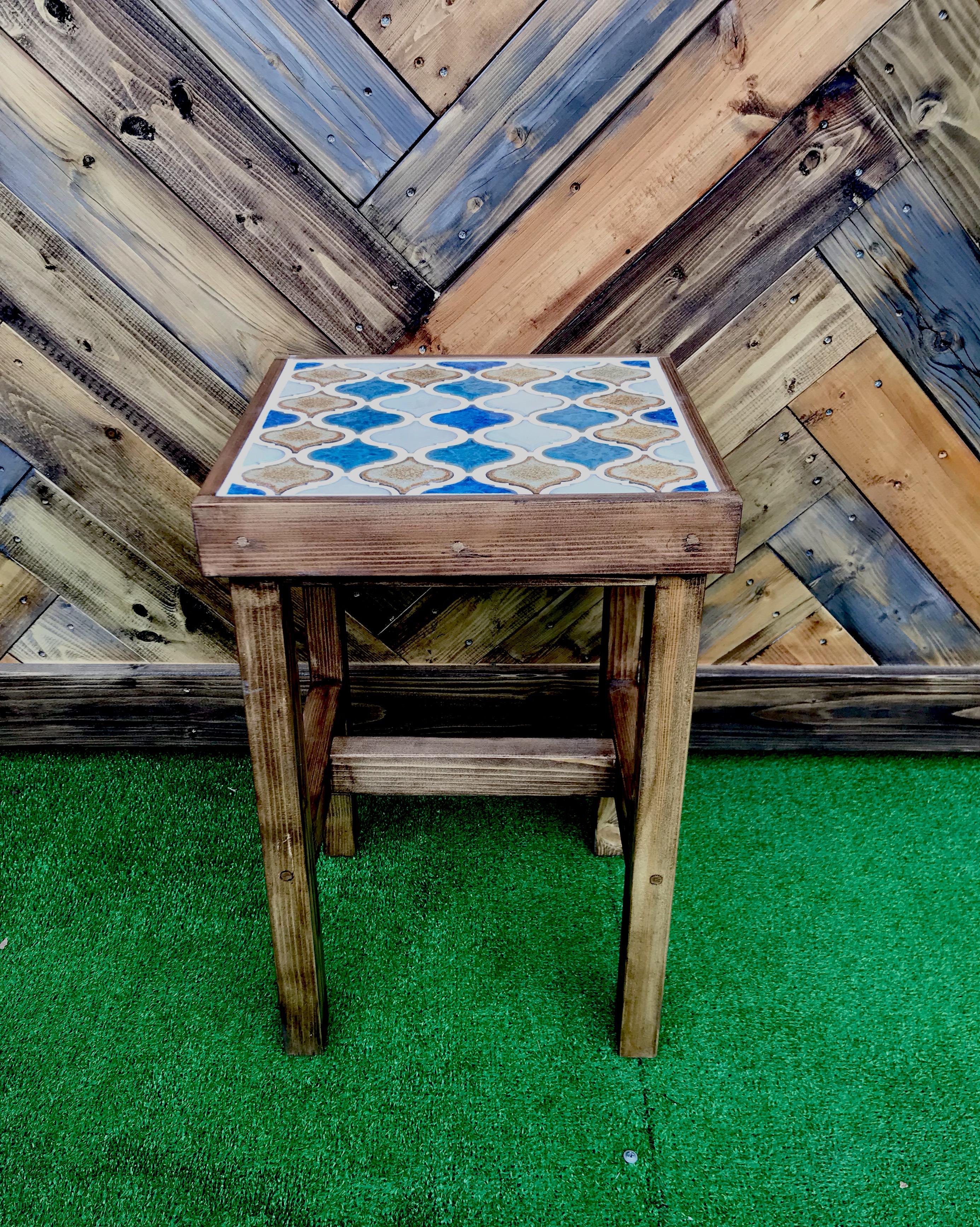 サイドテーブルにもなるタイル張りスツールランタンスクエアミックス