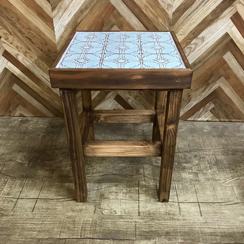 サイドテーブルにもなるタイル張りスツールジャスミンタイルターコイズ