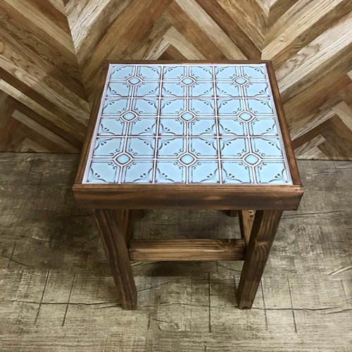 サイドテーブルにもなるタイル張りスツールジャスミンタイルターコイズ