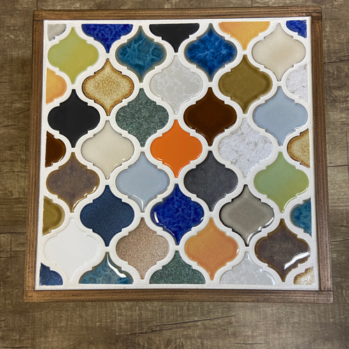 サイドテーブルにもなるタイル張りスツール ランタンランダムミックス