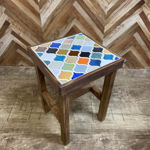 サイドテーブルにもなるタイル張りスツール ランタンランダムミックス