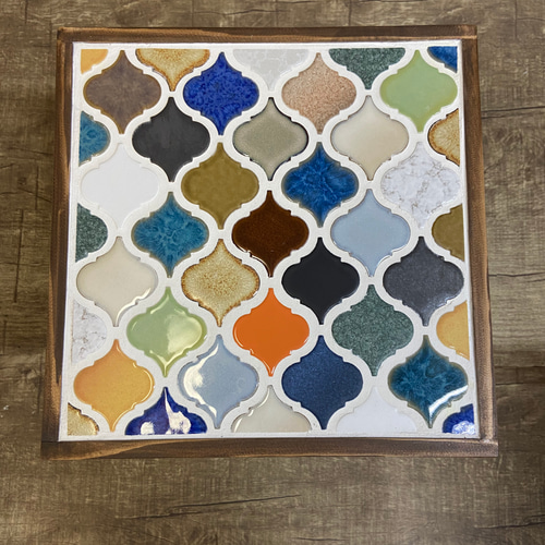 サイドテーブルにもなるタイル張りスツール ランタンランダムミックス