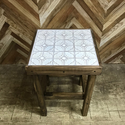 サイドテーブルにもなるタイル張りスツールジャスミンホワイト 椅子