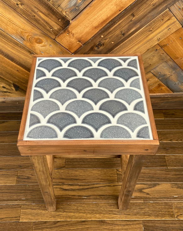 サイドテーブルにもなるタイル張りスツール波紋　ミッドナイトブルー 3枚目の画像
