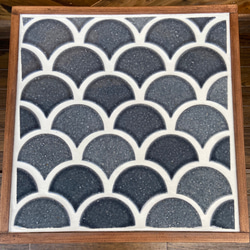 サイドテーブルにもなるタイル張りスツール波紋　ミッドナイトブルー 4枚目の画像