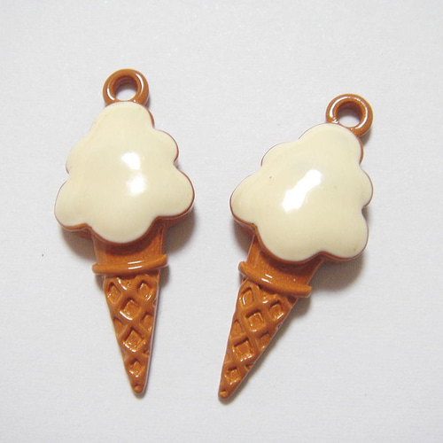 ソフトクリームのピアス/イヤリング（スイーツシリーズ） ピアス