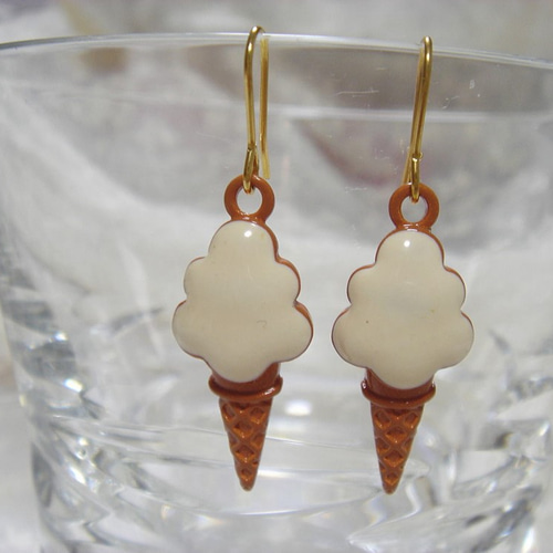 ソフトクリームのピアス/イヤリング（スイーツシリーズ） ピアス