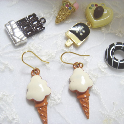 ソフトクリームのピアス/イヤリング（スイーツシリーズ） ピアス