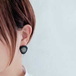 黑色 Mino 陶瓷瓷磚和蕾絲花朵耳環 耳環 第7張的照片