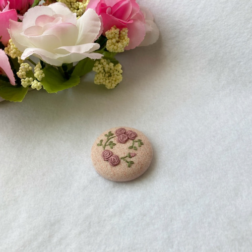 ピンクのバラ刺繍ブローチ(ヘアゴム可) ブローチ gleen-t 通販