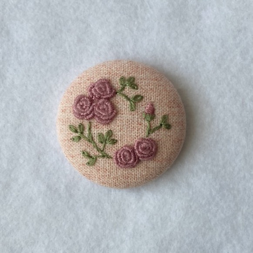 ピンクのバラ刺繍ブローチ(ヘアゴム可) ブローチ gleen-t 通販