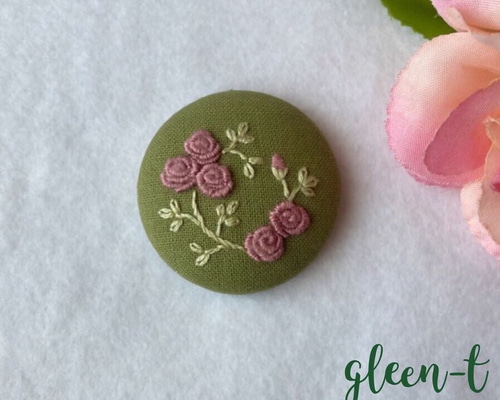 ピンクのバラ刺繍ブローチ(ヘアゴム可) ブローチ gleen-t 通販