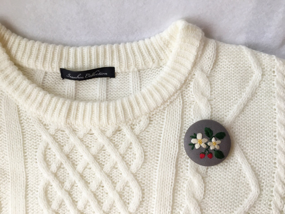 イチゴの花刺繍ブローチ(ヘアゴム可) 2枚目の画像