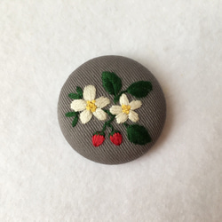 イチゴの花刺繍ブローチ(ヘアゴム可) 3枚目の画像