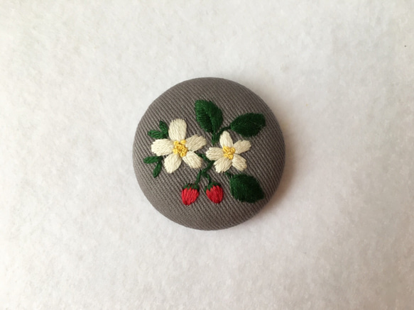 イチゴの花刺繍ブローチ(ヘアゴム可) 3枚目の画像