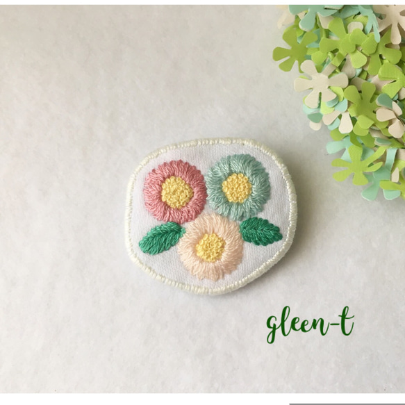 三色の花刺繍ブローチ 1枚目の画像