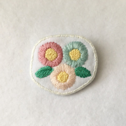 三色の花刺繍ブローチ 3枚目の画像