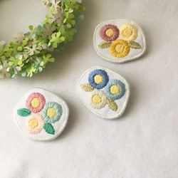 三色の花刺繍ブローチ 5枚目の画像