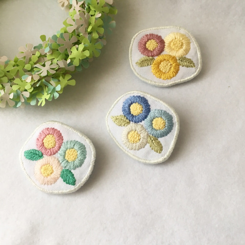 三色の花刺繍ブローチ ブローチ gleen-t 通販 7945606｜Creema
