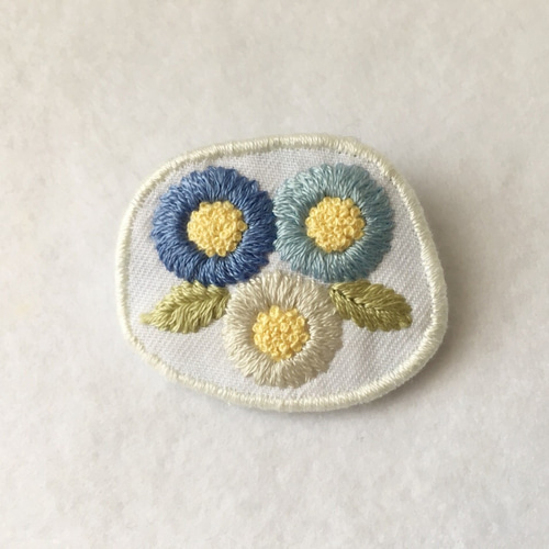 三色の花刺繍ブローチ ブローチ gleen-t 通販 7945677｜Creema