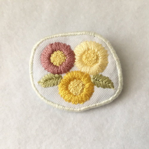 三色の花刺繍ブローチ ブローチ gleen-t 通販 7945691｜Creema