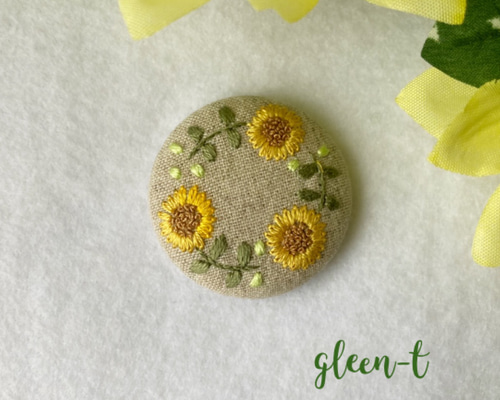 ひまわりの刺繍をくるみボタンにしてヘアゴムに