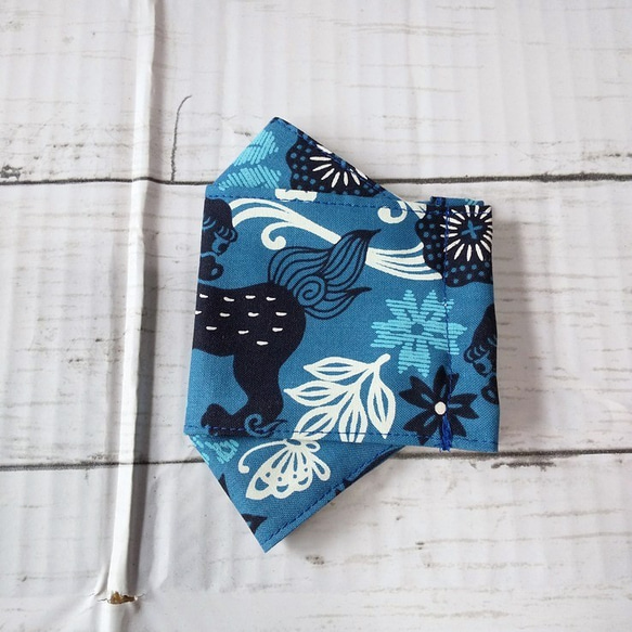 【サイズが選べる】沖縄切り絵風シーサー柄の布ボートマスク（ブルー） 4枚目の画像