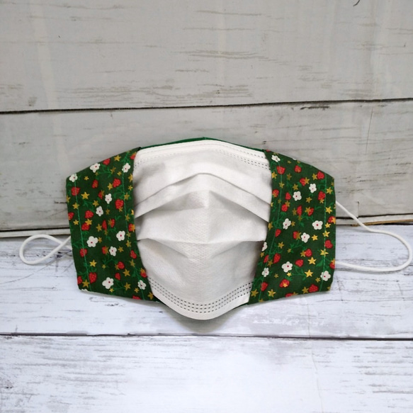 リバティ生地の不織布マスクカバー（緑色＆イザベルスパークル柄） 1枚目の画像