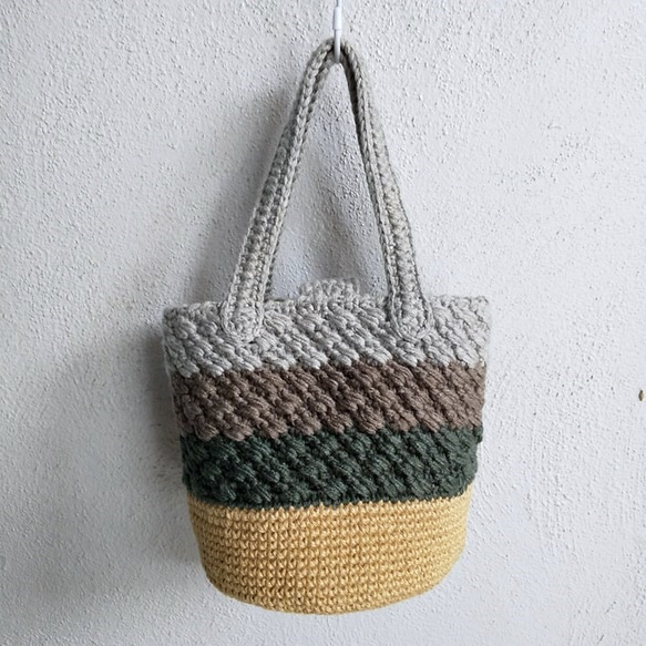 【新作】模様編み３色毛糸と麻ひも底のかごバッグ（底板付） 1枚目の画像