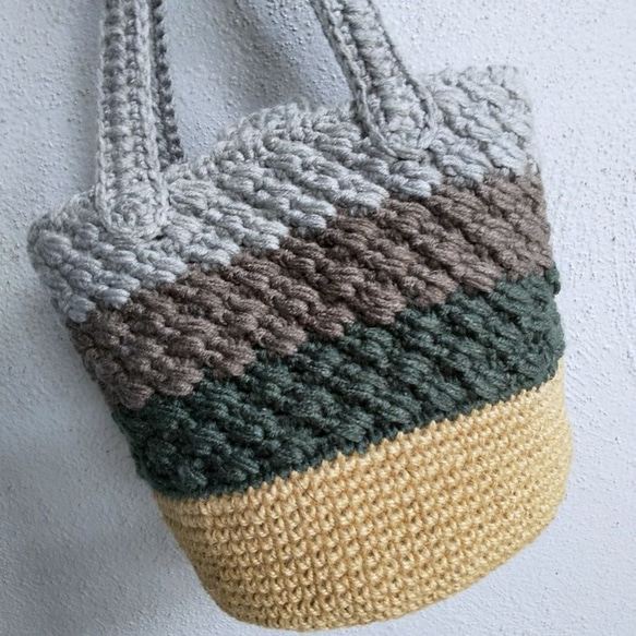 【新作】模様編み３色毛糸と麻ひも底のかごバッグ（底板付） 2枚目の画像