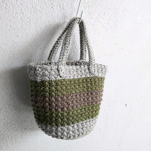 【感謝セール・お試し価格】模様編み３色毛糸のバケツ型丸底かごバッグ 2枚目の画像