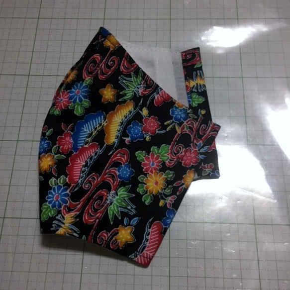 【サイズが選べる】沖縄風紅型柄の立体マスク（ブラック）フィルターポケット付き 5枚目の画像