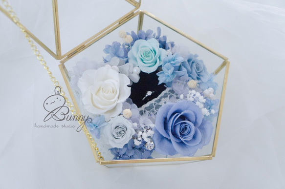 【邦尼婚禮】求婚玻璃罩戒台 - 粉藍色系不凋玫瑰/繡球/滿天星 第2張的照片