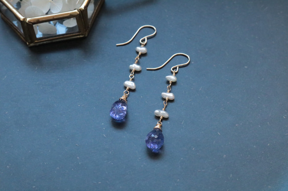 宝石質AAAタンザナイトと本真珠ケシパールのピアス 2枚目の画像