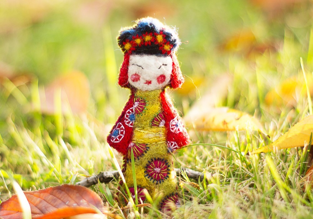 羊毛フェルトの芸者ブローチ、日本の人形アクセサリー、着物を着てるお嬢様ジュエリー、刺繍されたウールギフト