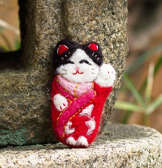 羊毛フェルトの招き猫ブローチ、lucky catのアクセサリー、着物を着てる猫のジュエリー、刺繍されたウールギフト