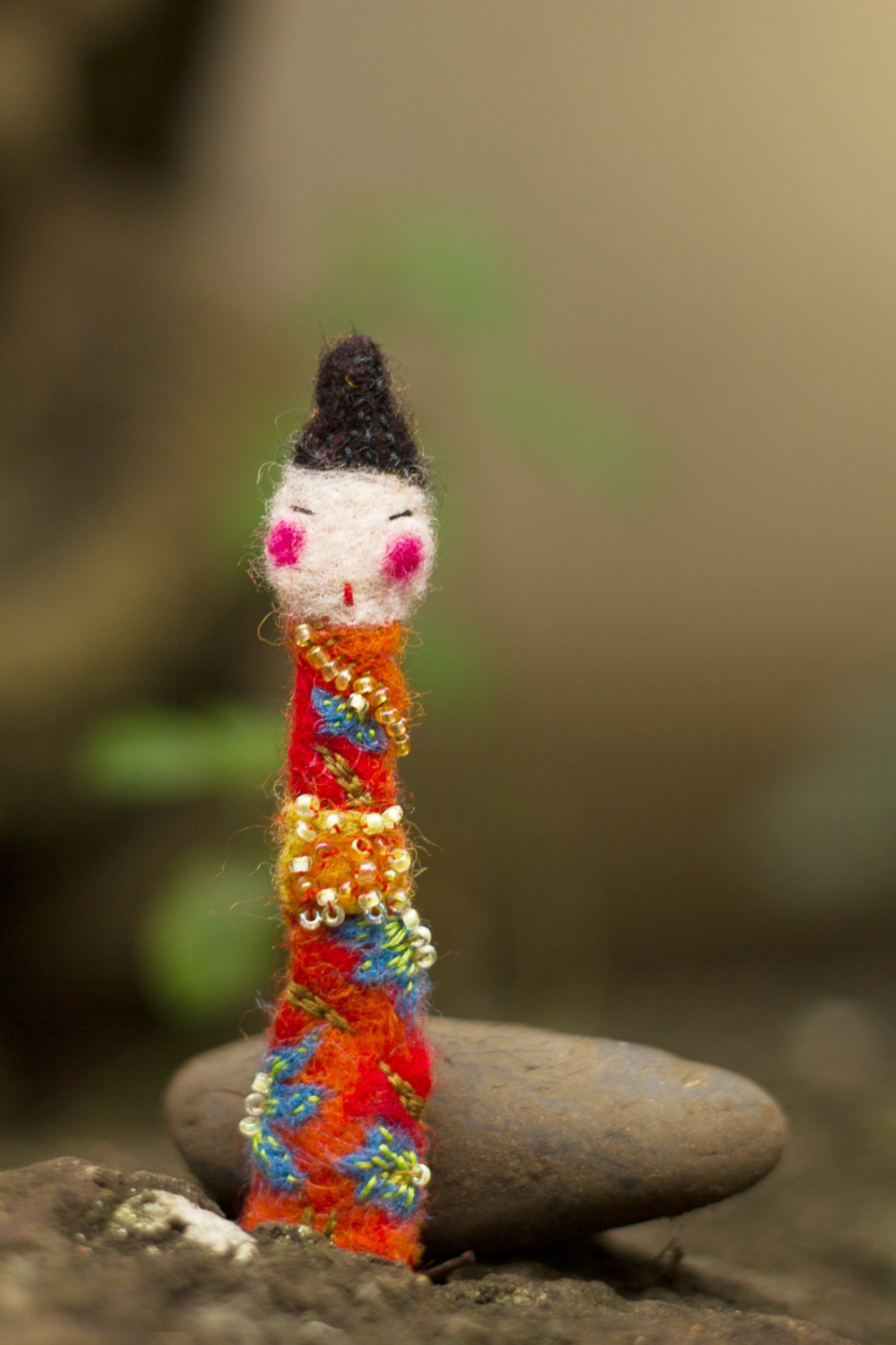 羊毛フェルトの芸者ブローチ、日本の人形アクセサリー、着物を着てるお嬢様ジュエリー、刺繍されたウールギフト